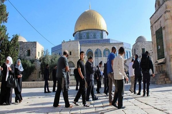 عشرات المستوطنين يقتحمون المسجد الأقصى 