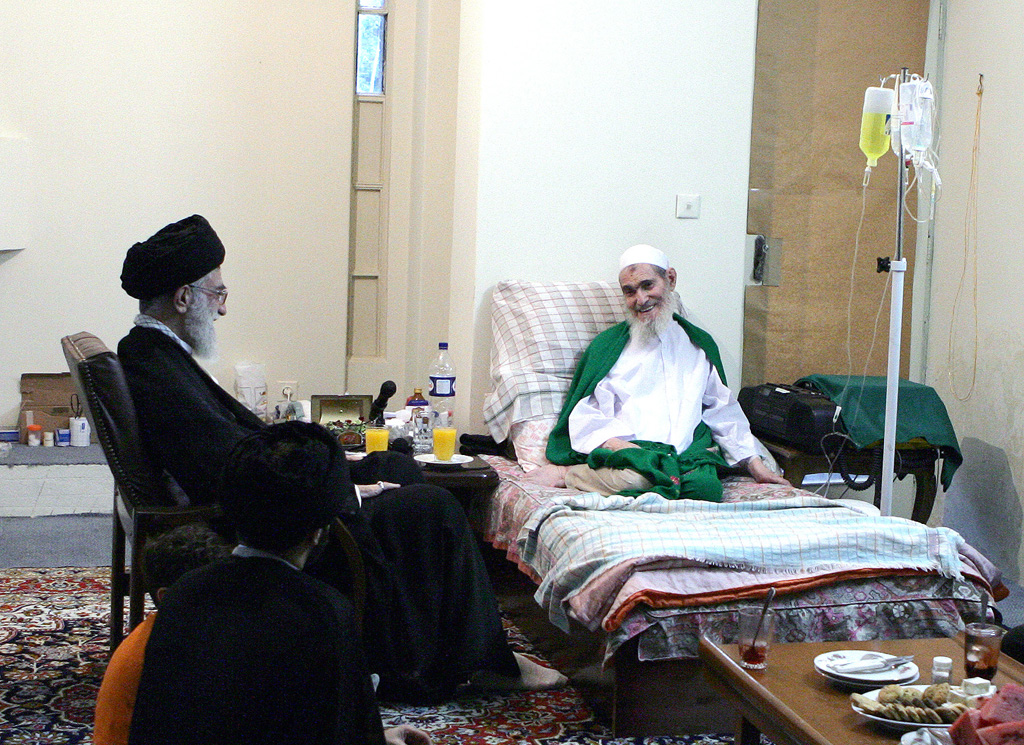 دیدنی| عیادت رهبر انقلاب از مرحوم آیت الله مشکینی