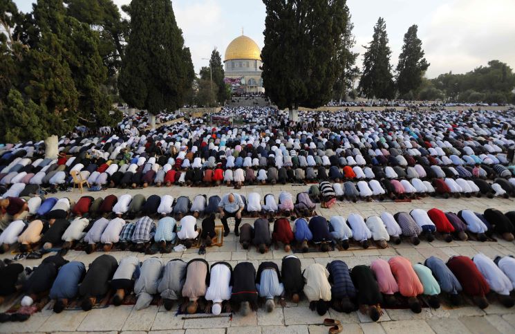 أكثر من ۱۰۰ ألف فلسطيني يؤدون صلاة العيد في المسجد الأقصى