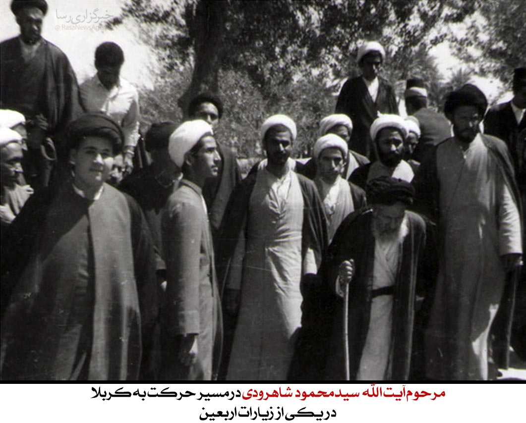 دیدنی| مرحوم آیت الله سیدمحمود شاهرودی درمسیر حرکت به کربلا در یکی از زیارات اربعین