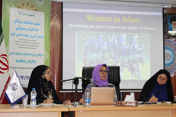  ندوة "المرأة المسلمة والعالم الحدیث" في طهران 