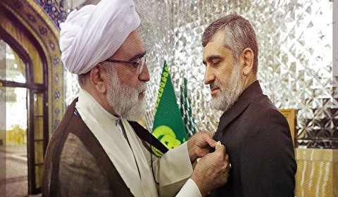 الروضة الرضوية تكرم قائد القوة الجوفضائية للحرس الثوري