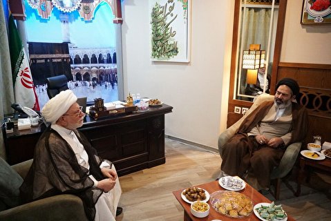 لتاخذ الدول الاسلامية في الحج مصالح الامة الاسلامية بنظر الاعتبار