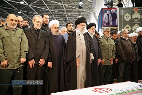 قائد الثورة الاسلامية يصلي على جثامين القادة الشهداء