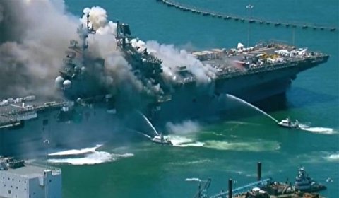 اصابة 18 بحارا اثر نشوب حريق كبير في سفينة تابعة للبحرية الأميركية في سان دييغو