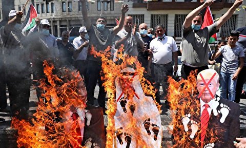الفلسطينيون يحرقون «بن زايد» ويدهسونه في أول رد على التطبيع