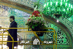 فیلم تعویض گل ضریح حضرت معصومه