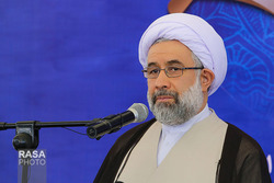 ملت ایران با وجود مشکلات با اقتدار پای آرمان های امام و انقلاب ایستاده اند