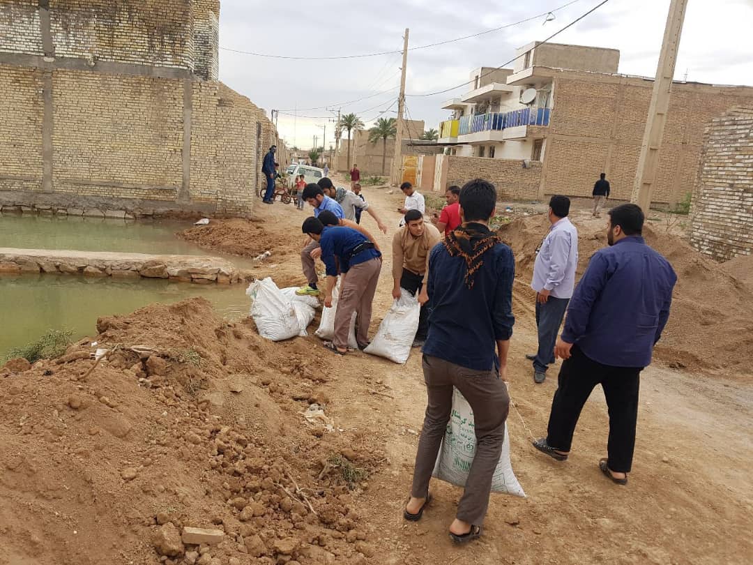 ت/طلاب مدرسه سفیران ولیعصر اهواز به ترمیم سیل بند کوت سید صالح پرداختند