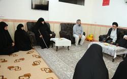 دیدار مدیر جامعه‌الزهرا با یکی از خانواده‌های مدافع حرم