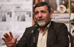 برخی به دنبال سیاست‌زدایی و حکومت‌زدایی از امام خمینی هستند