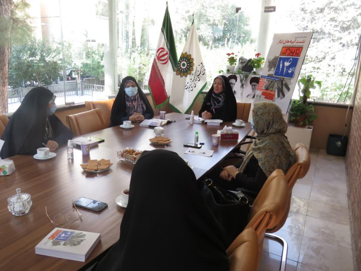 نشست مروری بر ادبیات خاطره نویسی زنان در دفاع مقدس برگزار شد.