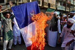 بنگلادش بار دیگر صحنه اعتراضات ضد فرانسوی شد