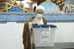 نماینده ولی فقیه در مازندران رأی خود را به صندوق انداخت