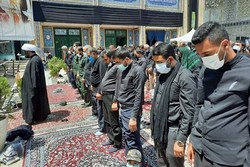 نماز ظهر عاشورا در هیأت ها و امامزادگان تهران اقامه شد + عکس