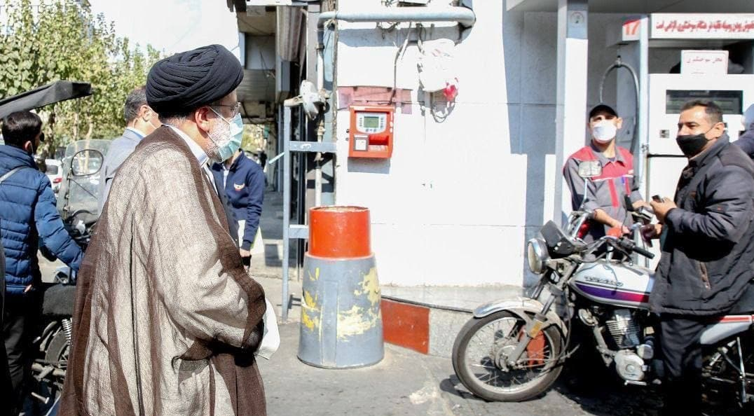 حضور سرزده آیت‌الله رئیسی در وزارت نفت و یک پمپ بنزین در تهران برای پیگیری وضعیت سوخت‌‌رسانی