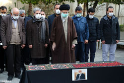رهبر انقلاب بر پیکر مرحوم شیبانی نماز اقامه کردند