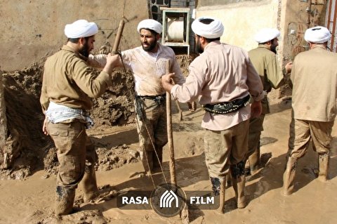 مجاهدت‌های اساتید و  طلاب جهادی در سیل رفسنجان