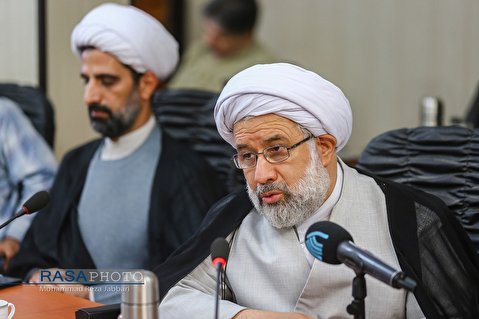 مبنای تحول در علوم انسانی بازبینی برنامه‌های درسی است