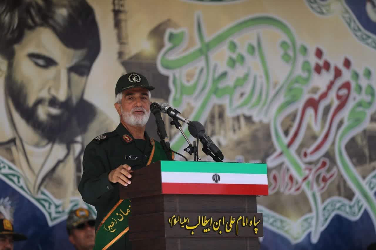 صبحگاه مشترک نیروهای نظامی و انتظامی قم با شعار«ما متحدیم» برگزار شد