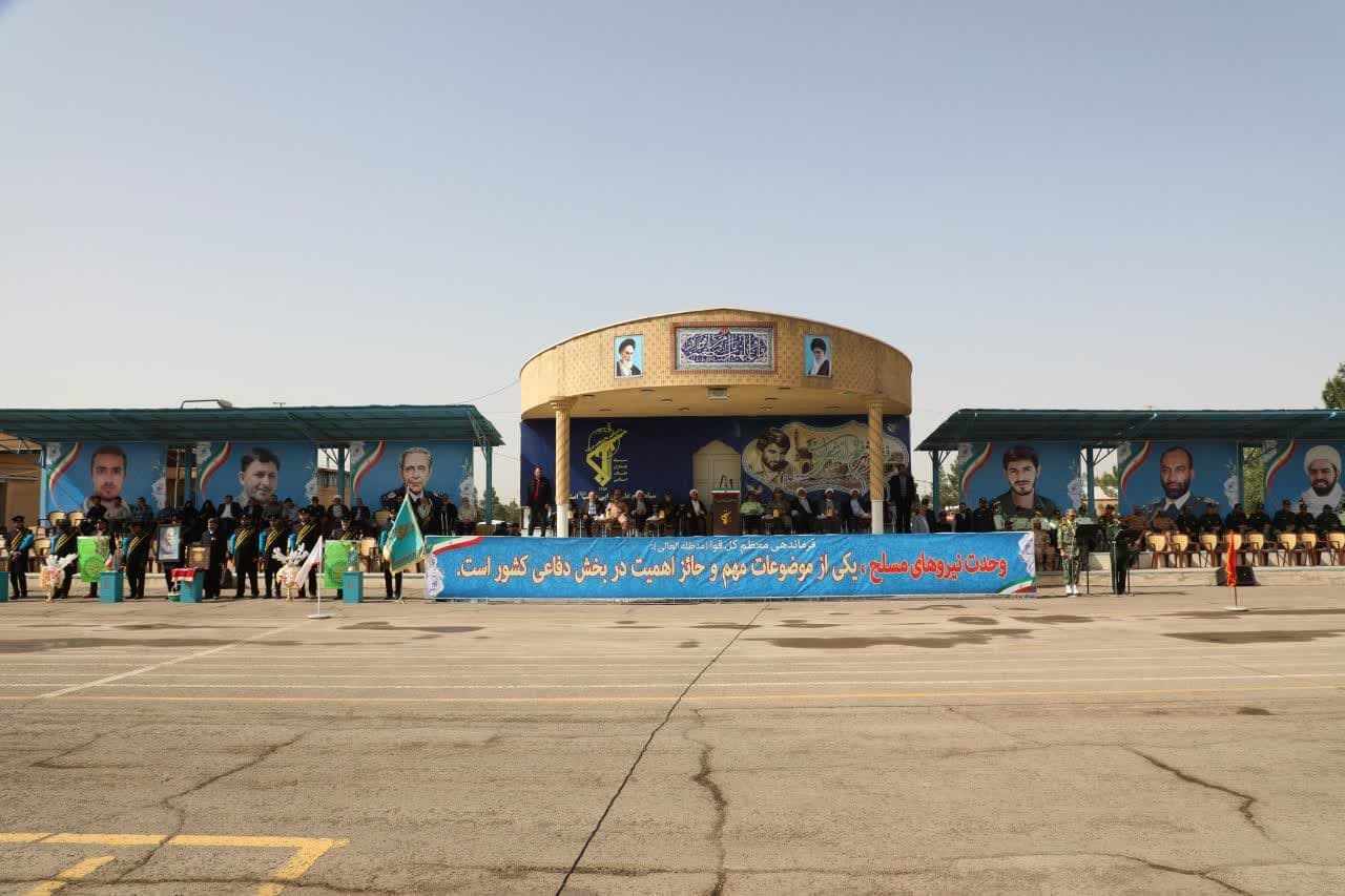 صبحگاه مشترک نیروهای نظامی و انتظامی قم با شعار«ما متحدیم» برگزار شد