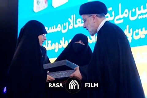 تجلیل رئیس جمهور از خانواده شهید مصطفی صدرزاده