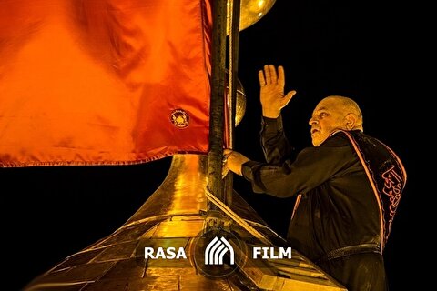 تعویض پرچم گنبد حرم امام حسین