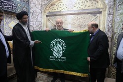 پرچم حرم حضرت معصومه به نمایندگان مقاومت فلسطین اهدا شد
