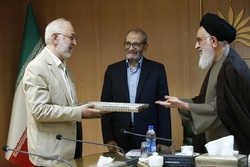 اهدای جوایز استاد انوار به کتابخانه ملّی ایران