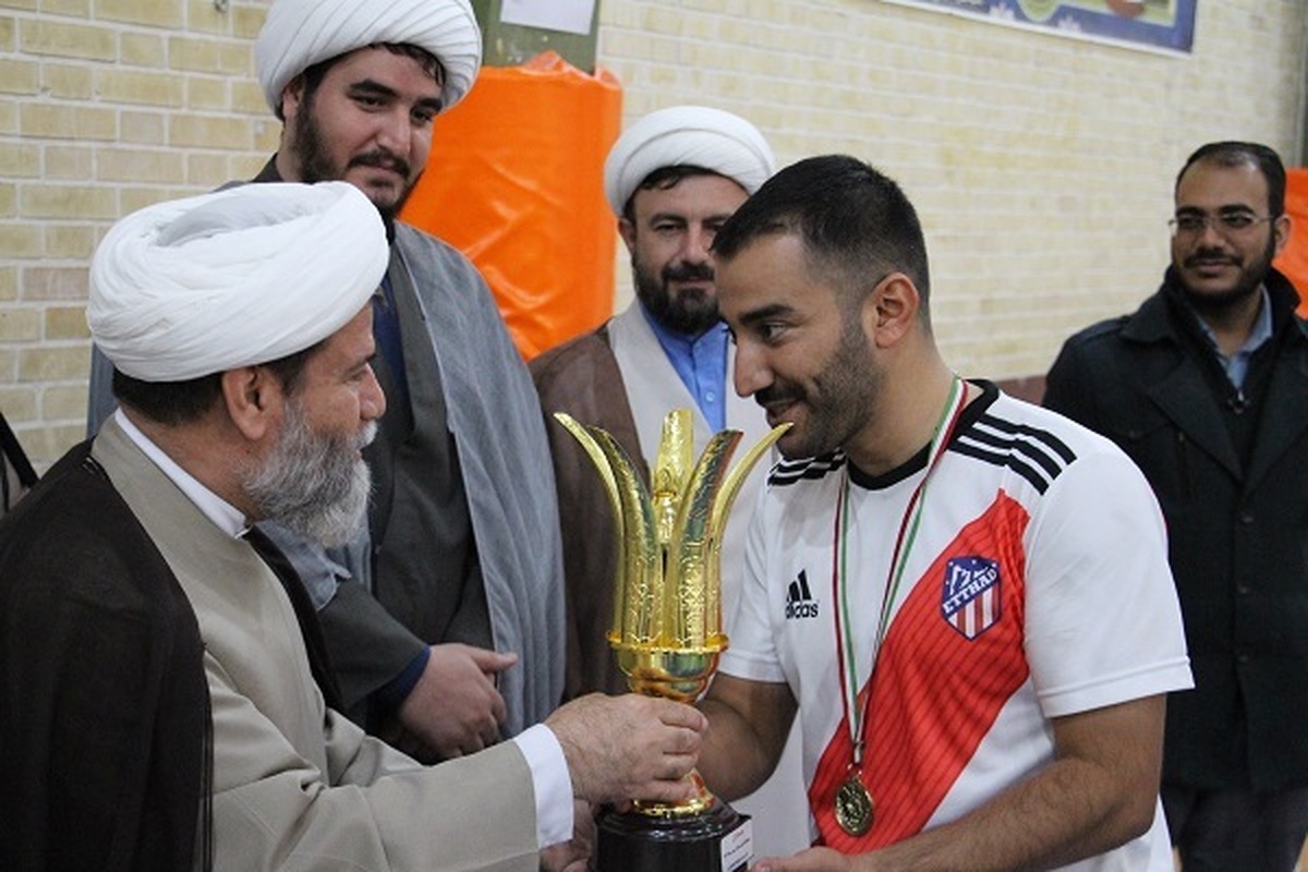 برگزاری مراسم تجلیل از نفرات برتر مسابقه ورزشی طلاب و روحانیون فارس+اسامی