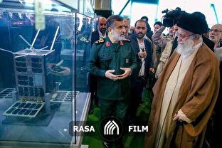 بازدید فرمانده کل قوا از نمایشگاه دستاوردهای نیروی هوافضای سپاه پاسداران