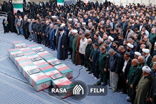 اقامه نماز رهبر معظم انقلاب بر پیکر هفت شهید راه قدس