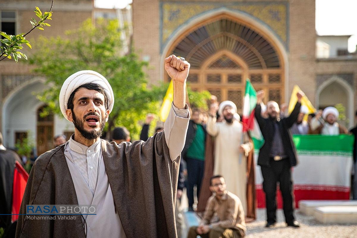 تجمع طلاب مدرسه علمیه مروی تهران در حمایت از عملیات مقتدرانه نیروهای مسلح