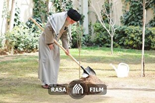 کاشت نهال در روز درختکاری توسط رهبر معظم انقلاب