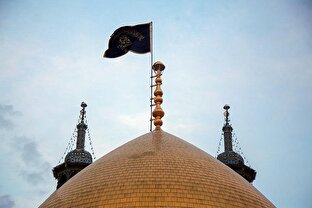تعویض پرچم گنبد حرم حضرت معصومه و مسجد جمکران به مناسبت شهادت آیت الله رئیسی