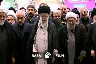 اقامه نماز رهبر انقلاب بر پیکر شهیدان خدمت