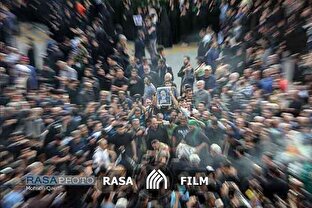 ابراز ارادت زائران غیر ایرانی امام رضا به رییس جمهور شهید ایران