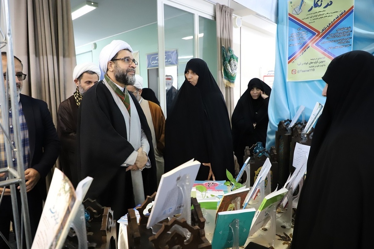 بازدید حجت الاسلام والمسلمین فاضل از نمایشگاه دستاوردهای پژوهشی مدارس علمیه خواهران قم