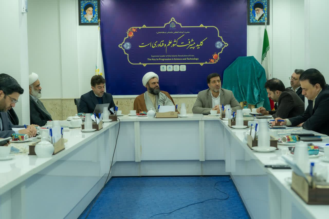 استقبال مدیریت شهری قم از نوآوری و خلاقیت / رونمایی کتاب «فرهنگ در مقیاس شهر» با حضور مدیران شهرداری و اعضای شورای شهر