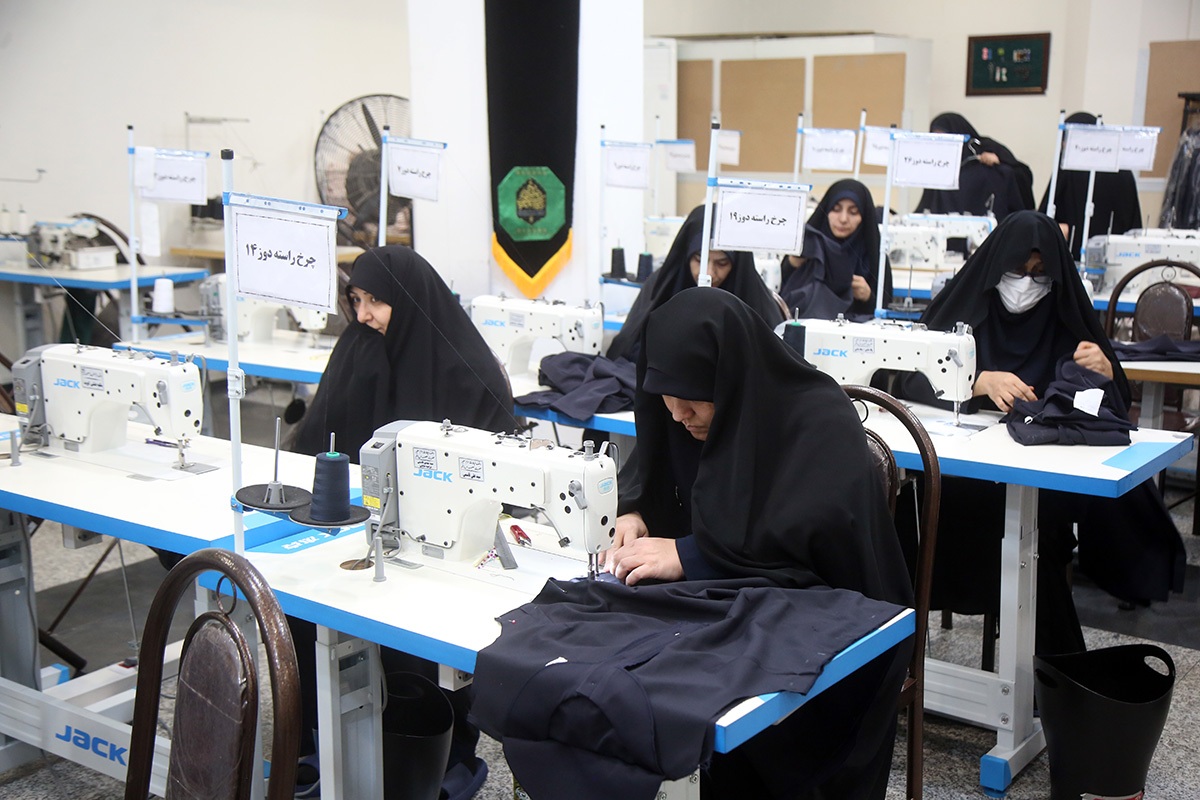 فعالیت ۲۵۰ خادم افتخاری در خیاط‌خانه آستان حضرت معصومه(س)