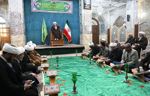 آغاز جلسات تفسیر قرآن کریم امام جمعه شیراز در حرم آستانه + عکس
