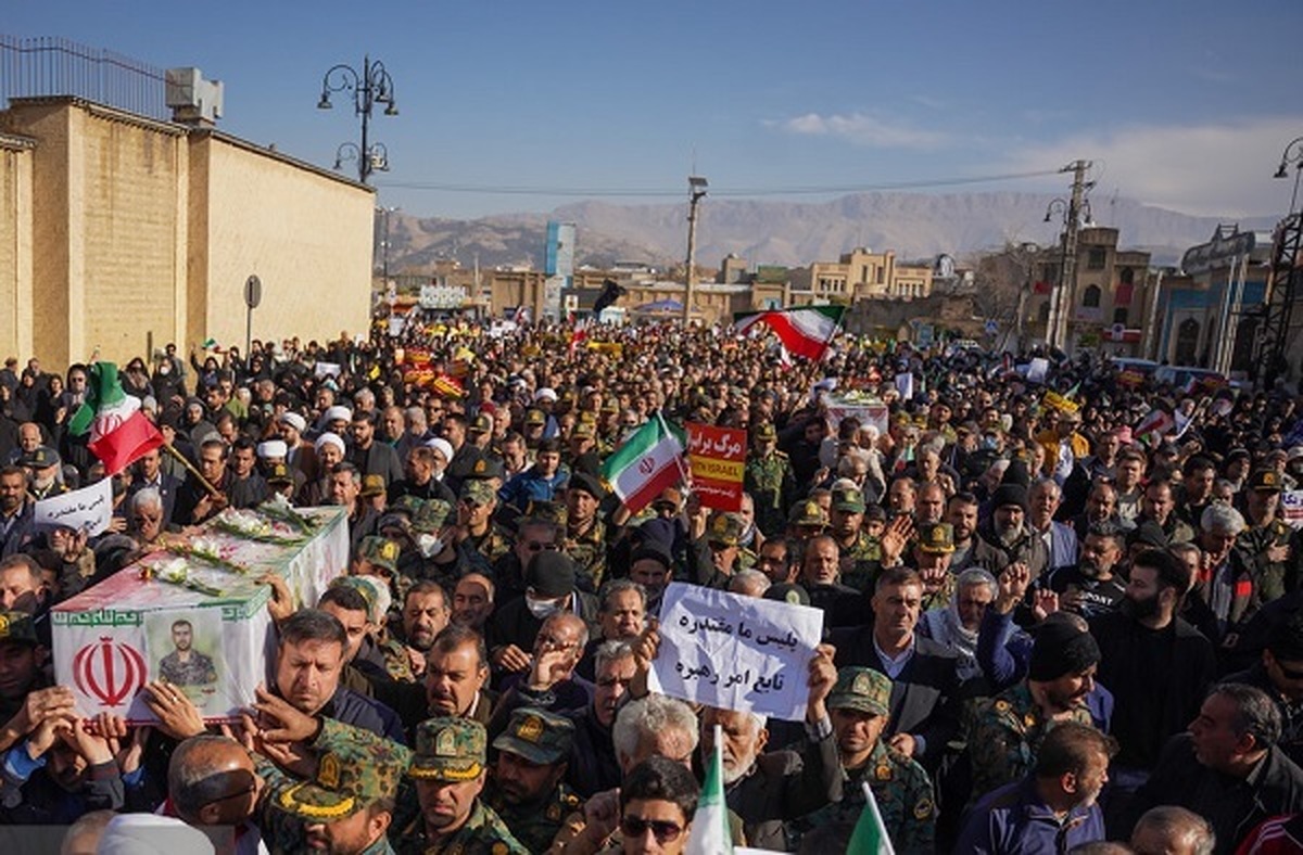 تشییع پیکر مطهر سه شهید اغتشاشات اخیر در شیراز + تصاویر