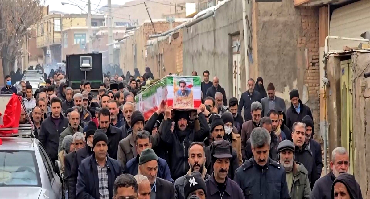 تشییع شهید مدافع امنیت در کاشان