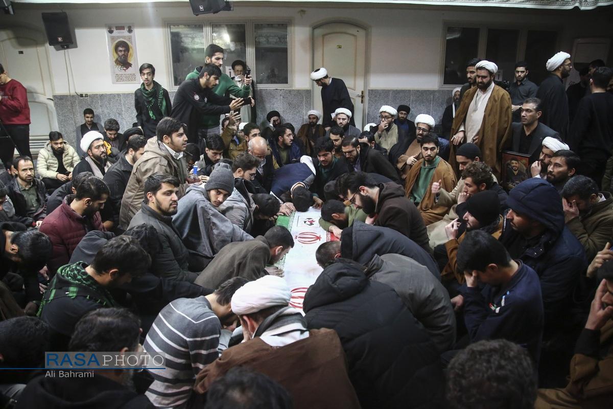 مراسم وداع با پیکر شهید طلبه ابوالفضل طغیانی در مدرسه علمیه امام حسین (ع) قم