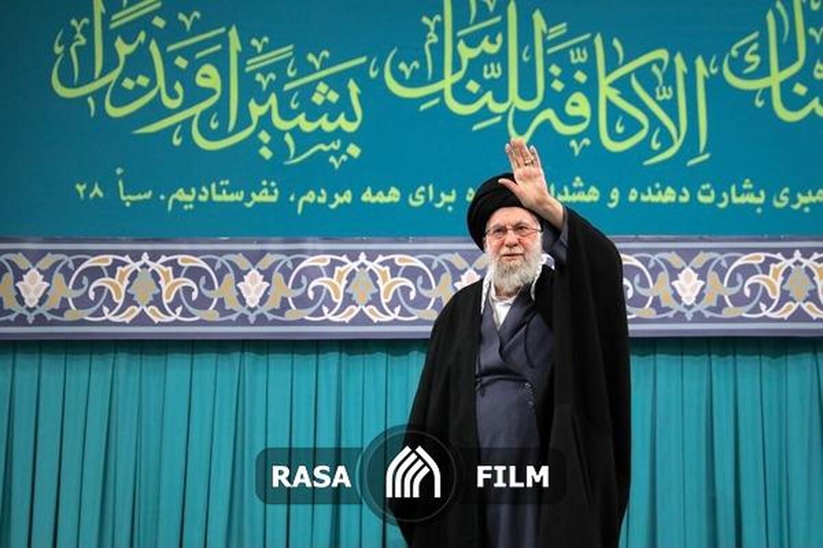 همه باید در دفاع از نظام اسلامی و ایران عزیز با هم و در کنار هم و یکی باشیم