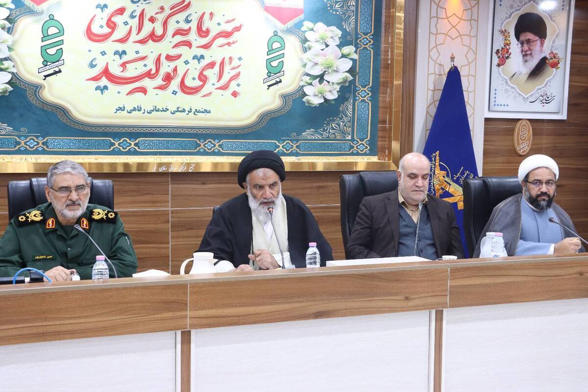 فاصله انداختن بین مردم و انقلاب آرزوی دشمنان است