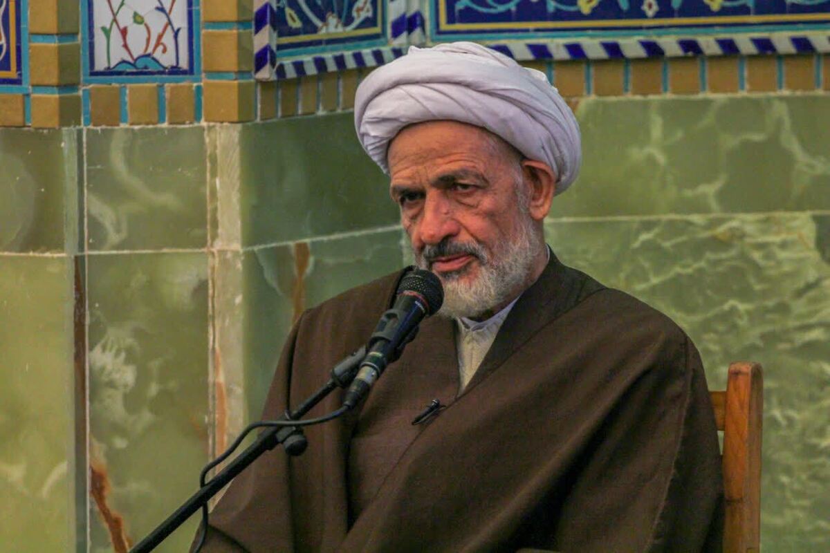 سعادت انسان در عبادت و پیروی از ولایت تحقق می‌یابد