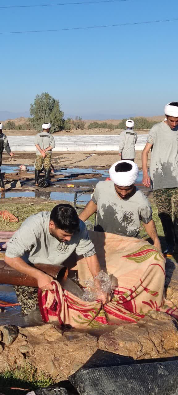 روایت حضور جهادی حوزه علمیه کهنوج در سیلاب جنوب کرمان