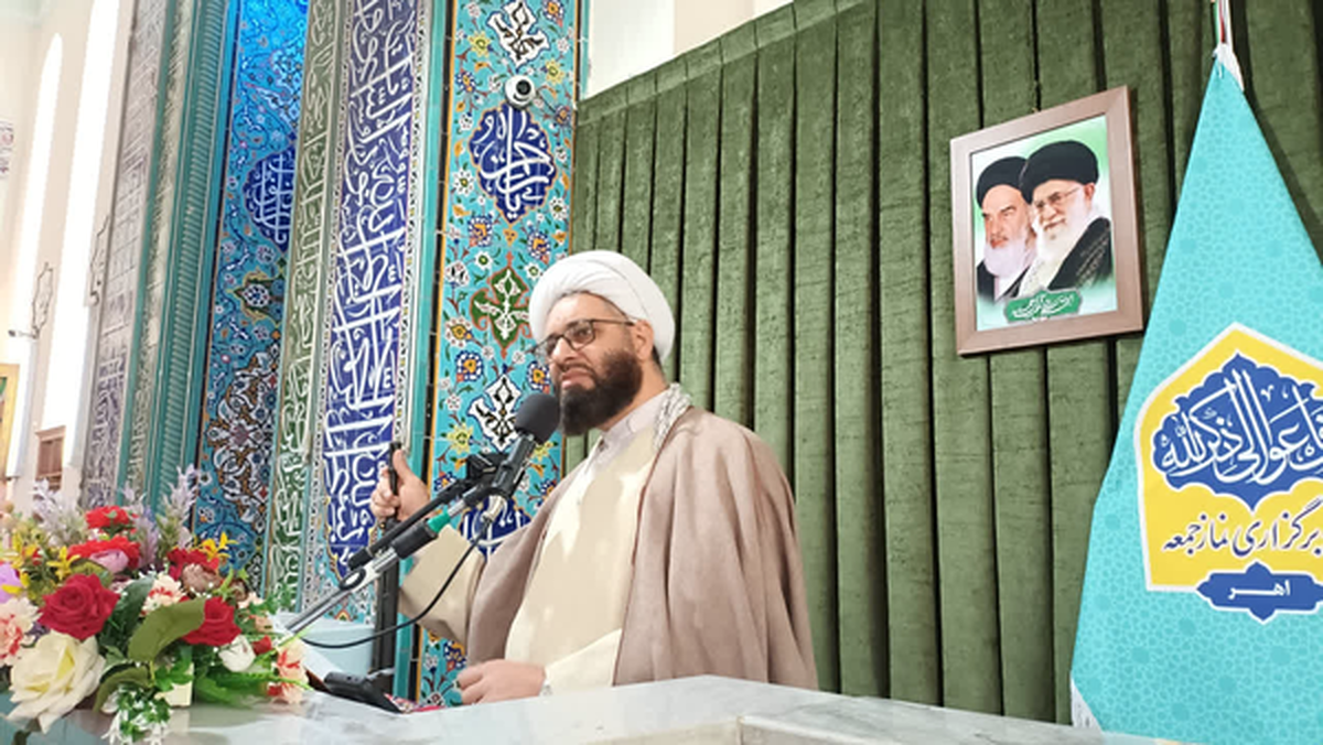 جامعه بی‌بصیرت حتی با ظواهر دینی، زمین‌گیر فتنه‌ها می‌شود