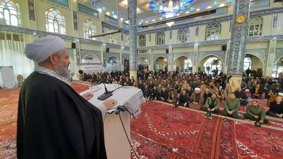 تبعیت از امام جامعه تنها راه نجات از گمراهی است